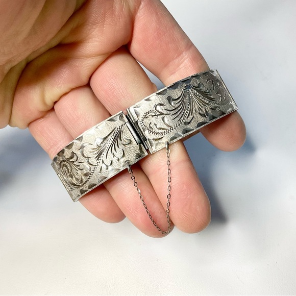 Vintage Mexican Sterling Silver Deeply Chased Hinged Panel Bracelet - Picture 7 of 8